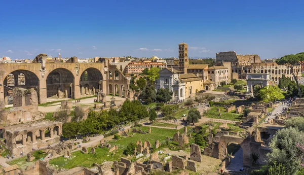 Ancient forum Titus Arch roman Colosseum Rome Italië — Stockfoto