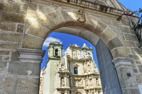 Каменная арка базилики Божией Матери Одиночество Фасад церкви Oaxaca Mexic — стоковое фото
