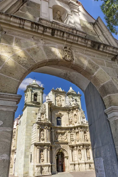 Каменная арка базилики Божией Матери Одиночество Фасад церкви Oaxaca Mexic — стоковое фото