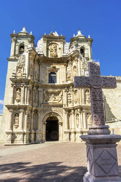 Basílica de la Cruz de Piedra Iglesia de la Soledad de Nuestra Señora Oaxaca Mexi — Foto de Stock