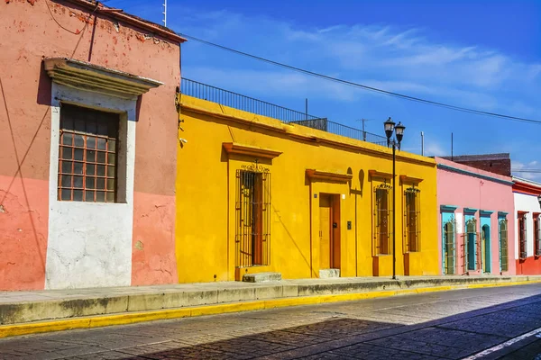 Barevné mexické oranžová červená žlutá ulice Oaxaca Juarez Mexiko — Stock fotografie