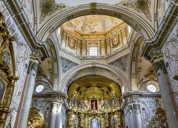 Basilika goldener altaraufsatz kuppel san felipe neri kirche oaxaca mexiko — Stockfoto