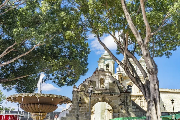 Каменная арка базилики Божией Матери Одиночество Фасад церкви Oaxaca Mexic — стоковое фото