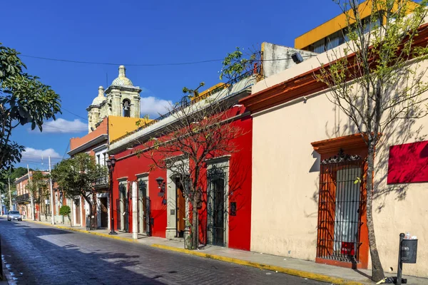 Coloré mexicain orange rouge jaune rue Oaxaca Juarez Mexique — Photo