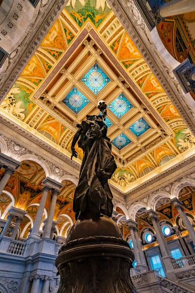 Biblioteca de luz de estátua Congresso Teto de vidro manchado Washington DC — Fotografia de Stock
