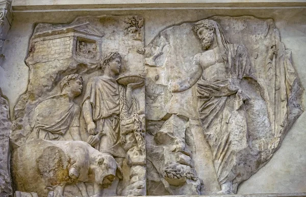 Tanrı Ara Pacis Sunağı İmparatoru Augustus Roma 'yı sunuyor. — Stok fotoğraf