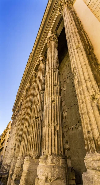 Храм Адрианских Колонн Колоннада Теперь фондовая биржа Рим Итал — стоковое фото