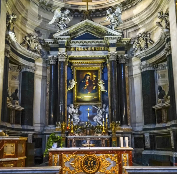 Basilika altar santa maria montesanto kirche piazza popolo rom — Stockfoto
