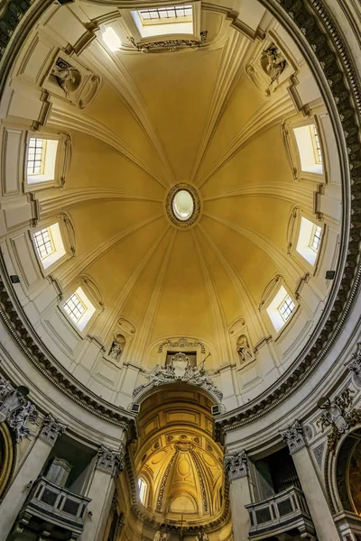 圣玛丽亚 · 蒙特桑托大教堂意大利波波洛广场 — 图库照片