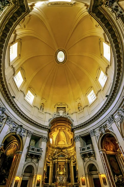 Cúpula del Altar Iglesia de Santa Maria Montesanto Piazza Popolo Roma Ital — Foto de Stock