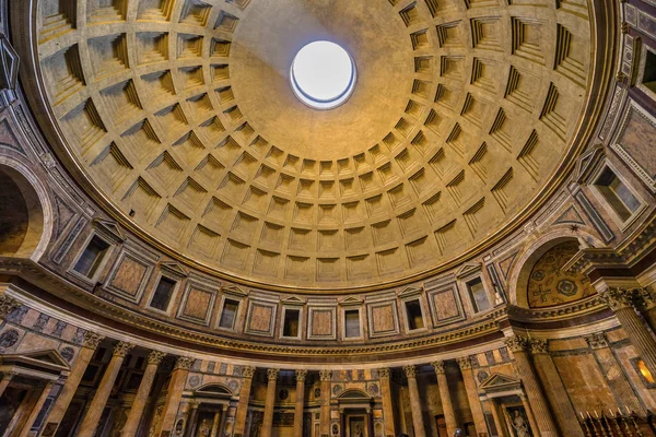 Szerokie filary kopuły Ołtarz Szeroki Panteon Rzym Włochy — Zdjęcie stockowe