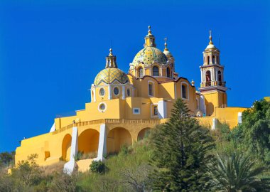 Renkli Sarı Iglesia de Nuestra Senora de los Remedios Çaresi Kilisemiz Cholula Puebla Mexico. Kilise 1500 'ler inşa etti