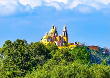 Renkli Sarı Iglesia de Nuestra Senora de los Remedios Çaresi Kilisemiz Cholula Puebla Mexico. Kilise 1500 'ler inşa etti
