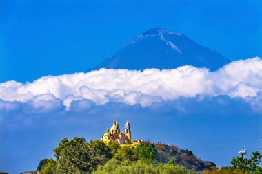 Renkli Sarı Iglesia de Nuestra Senora de los Remedios Kilisemizin Hanımefendisi Volkan Dağı, Popocatepetl Cholula Puebla Mexico. Kilise 1500 'ler inşa etti