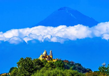 Renkli Sarı Iglesia de Nuestra Senora de los Remedios Kilisemizin Hanımefendisi Volkan Dağı, Popocatepetl Cholula Puebla Mexico. Kilise 1500 'ler inşa etti