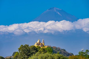 Renkli Sarı Iglesia de Nuestra Senora de los Remedios Kilisemizin Hanımefendisi Volkan Dağı, Popocatepetl Cholula Puebla Mexico. Kilise 1500 'ler inşa etti