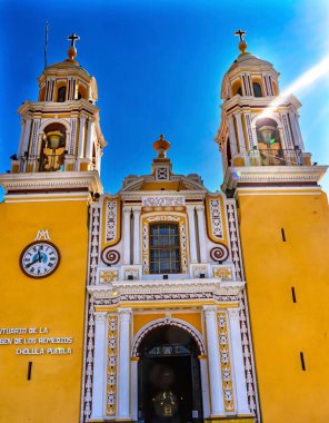 Renkli Sarı Ön Kapı Iglesia de Nuestra Senora de los Remedios Çaresiz Hanımımız Cholula Puebla Mexico Kilisesi. Kilise 1500 'ler inşa etti