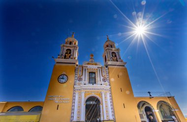Renkli Sarı Cephe Iglesia de Nuestra Senora de los Remedios Kilisemizin Hanımefendisi Güneş Cholula Puebla Mexico. Kilise 1500 'ler inşa etti