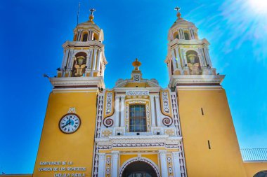 Renkli Sarı Ön Kapı Iglesia de Nuestra Senora de los Remedios Çaresiz Hanımımız Cholula Puebla Mexico Kilisesi. Kilise 1500 'ler inşa etti