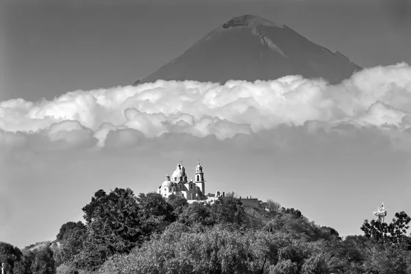 黒と白 Iglesia Nuestra Senora Los Remedios救済の聖母教会火山の山 ポポカテペトルコレラプエブラメキシコ 1500年建立 — ストック写真