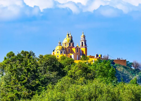 Renkli Sarı Iglesia de Nuestra Senora de los Remedios Çaresi Kilisemiz Cholula Puebla Mexico. Kilise 1500 'ler inşa etti