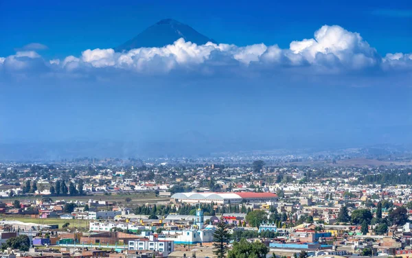 Přehlédněte Barevný Kostel Sopky Popocatepetl Cholula Puebla Mexiko Kostel Postavený — Stock fotografie