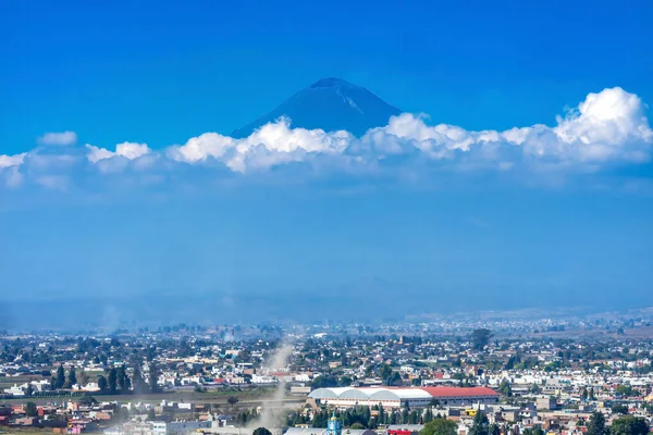 Med Utsikt Över Färgglada Kyrkan Vulkan Popocatepetl Cholula Puebla Mexiko — Stockfoto