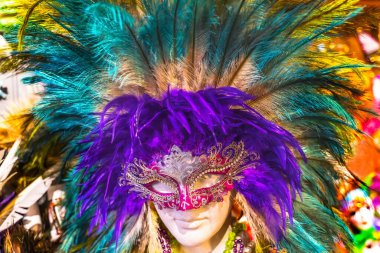 Renkli Kırmızı Maske Mor Tüy New Orleans Louisiana. Mardi Gras 'da takılan maskeler.. 