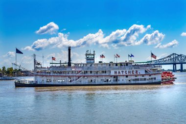 Turistler Natchez Steamboat Riverboat Bayrakları Mississippi Nehri Rıhtımı New Orleans Louisiana. Nehirdeki ve Amerika 'daki son Sternwheel vapurlarından biri.