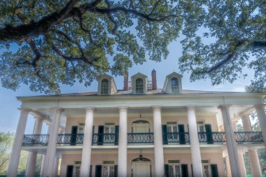 Oak Trees Oak Alley Çiftlik Evi Vacherie Saint James Parish Louisiana. Şeker Çiftliği Ulusal Tarihi Tarihi Tarihi Tarihi Tarihi Tarihi 1800 'lerin başında köleliğe dayalı olarak inşa edilmiştir. İç Savaş 'ın sonunda kölelerin serbest bırakılmasıyla çiftlik iflas etti..