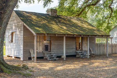 Oak Trees Oak Çiftlik Evi 'nin dışında Vacherie Saint James Parish Louisiana' da. Şeker Çiftliği Ulusal Tarihi Tarihi Tarihi Tarihi Tarihi Tarihi 1800 'lerin başında köleliğe dayalı olarak inşa edilmiştir. İç Savaş 'ın sonunda kölelerin serbest bırakılmasıyla çiftlik iflas etti..