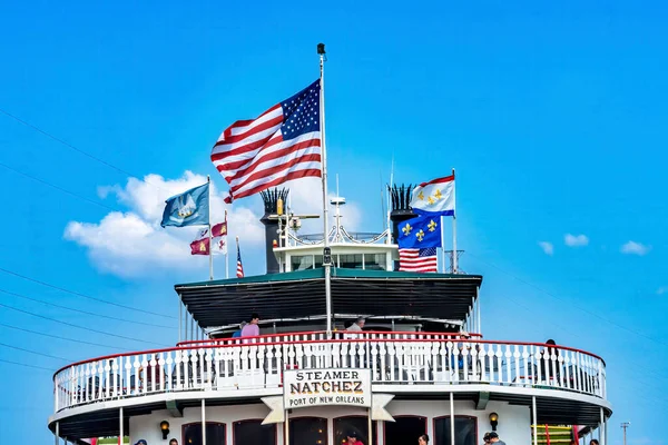 游客Natchez Steamboat Riverboat Flags Wharf密西西比河路易斯安那州新奥尔良 在河上和美国 这是最后一艘Sternwheel蒸汽船 — 图库照片