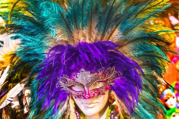 Kleurrijke Rode Masker Purple Feathers New Orleans Louisiana Maskers Gedragen — Stockfoto