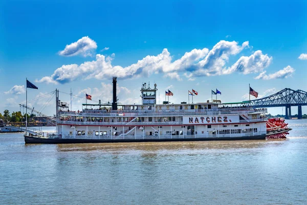 游客Natchez Steamboat Riverboat Flags Wharf密西西比河路易斯安那州新奥尔良 在河上和美国 这是最后一艘Sternwheel蒸汽船 — 图库照片