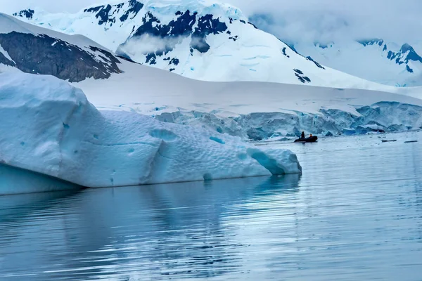 Rubbert Boat Tourists Blue Glacier Montañas Nieve Paradise Bay Skintorp —  Fotos de Stock