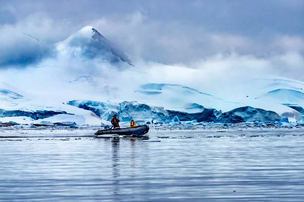 Paradise Bay Antarktis December 2019 Gummibåt Turister Blå Glaciär Snöberg — Stockfoto