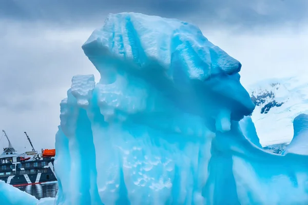 観光クルーズ船フローティングブルー氷山パラダイスベイスキントープコーブ南極 氷河の氷の青のため 空気の雪の外に圧迫 — ストック写真