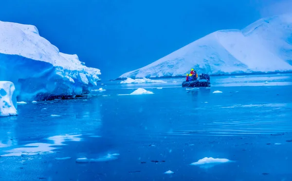Snoking Rubbert Boat Turisters Blue Glacier Snow Mountains Paradise Bay – stockfoto
