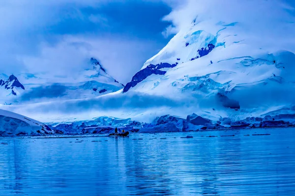 Gumihajó Turisták Kék Gleccser Hegyek Paradicsom Bay Skintorp Öböl Antarktisz — Stock Fotó