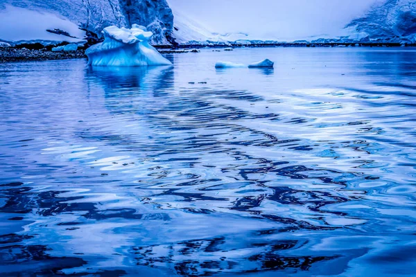 ブルー氷河雪の山パラダイスベイスキントープコーブ南極 氷河の氷の青のため 空気の雪の外に圧迫 — ストック写真