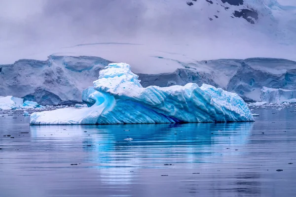 Snowing Floating Blue Iceberg Reflection Paradise Bay Skintorp Cove Antarktyda — Zdjęcie stockowe