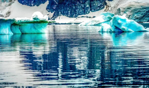 Blue Glacier Reflection Snow Mountains Paradise Bay Skintorp Antarctica Льодовиковий — стокове фото