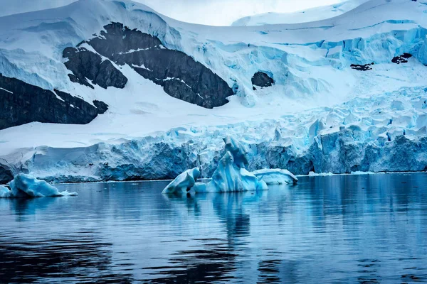 스노우 터프만의 대륙입니다 눈에서 공기가 나오기 때문에 얼음은 푸른색이다 — 스톡 사진