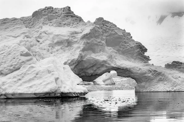 Black White Floating Blue Iceberg Arch Reflection Paradise Bay Skintorp — Foto Stock