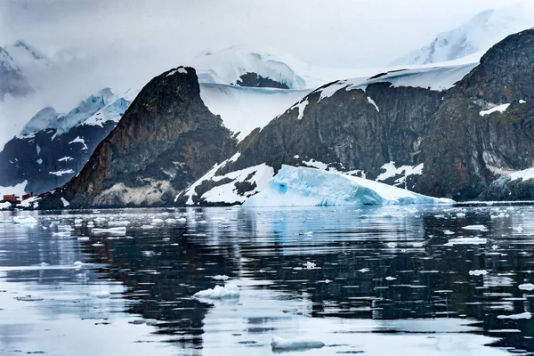 アルゼンチンの登山アルミランテブラウン駅青氷河山パラダイスハーバーベイ南極半島南極 氷河の氷の青のため 空気の雪の外に圧迫 ロイヤリティフリーのストック写真