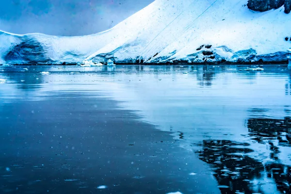 Sněžící Modrý Ledovec Sněhové Hory Paradise Bay Skintorp Cove Antarktida — Stock fotografie