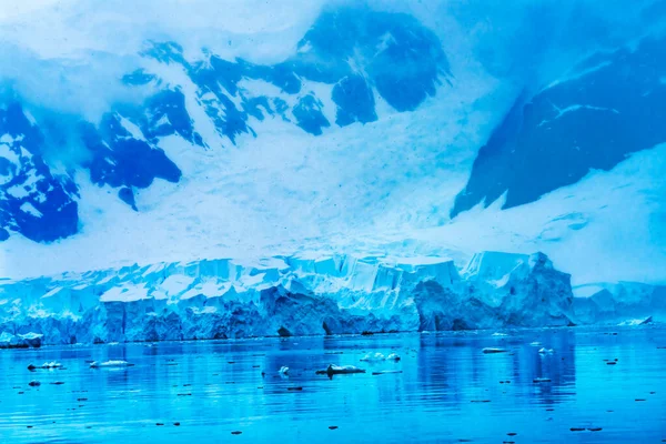 蓝色冰河雪山天堂湾斯金托普湾南极洲 冰河蓝色 因为空气从雪中挤出来 — 图库照片