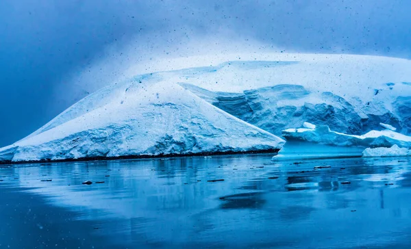 滑行的蓝色冰川雪山 天堂湾 斯金托普湾 南极洲 冰河蓝色 因为空气从雪中挤出来 — 图库照片
