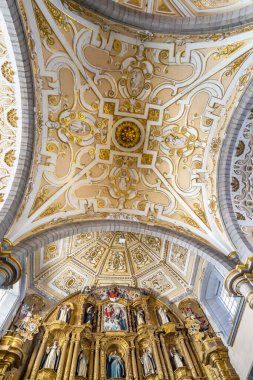Puebla, Meksika - 5 Ocak 2019 Santa Domingo Kilisesi Bazilikası Altar Puebla Mexico. 1600 'lerde inşa edilmiş.