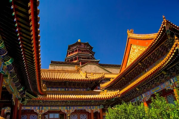 北京蓝天颐和园近日 中国政府为北京奥运会修复了颐和园 颐和园是清代的宫殿 — 图库照片